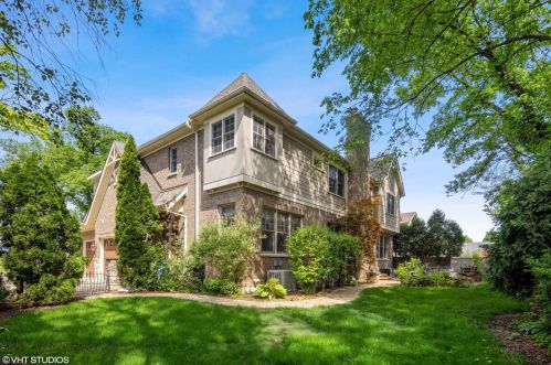 695 Mitchell Ave, Elmhurst IL 60126-4855 exterior