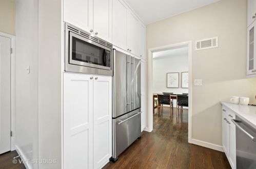 414 Wellington Ave, Chicago IL  60657-5804 exterior