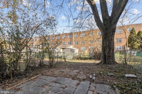 813 6 St, Philadelphia PA 19140-3327 exterior