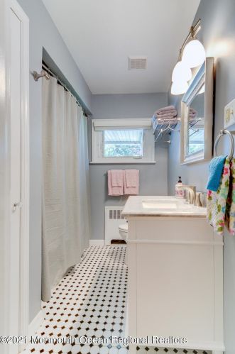 120 Beechwood Ave, West Long Branch NJ 07764-1801 exterior