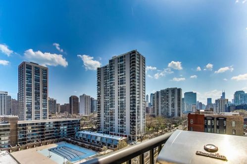 1540 La Salle Dr, Chicago IL  60610-1349 exterior