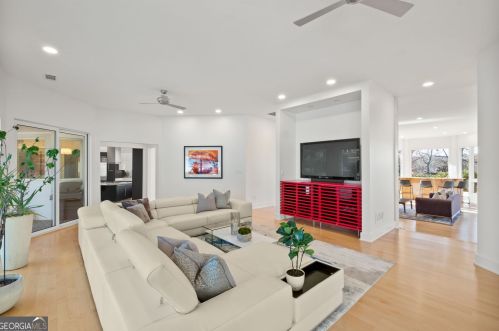 30 Chevaux Ct, Atlanta GA  30342-1944 exterior