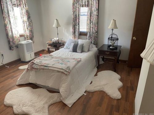 3 St, Windsor Locks CT 06096-1357 exterior