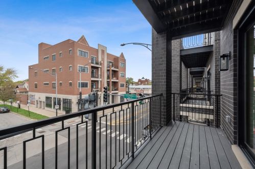 2763 Lawrence Ave, Chicago IL 60625-4212 exterior