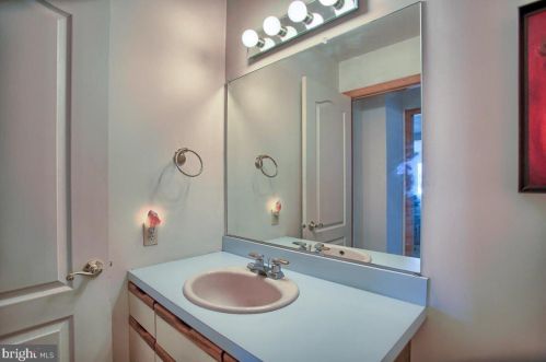 409 Dart Dr, Hanover PA 17331-1327 exterior