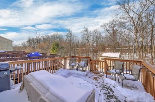 51 Oak Hl Rd, Middletown NY 10941-1366 exterior