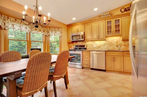 6 Cason Dr, Commack NY 11725-1909 exterior