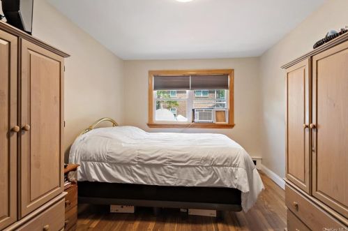 135 235th St, Bronx NY 10470-2463 exterior