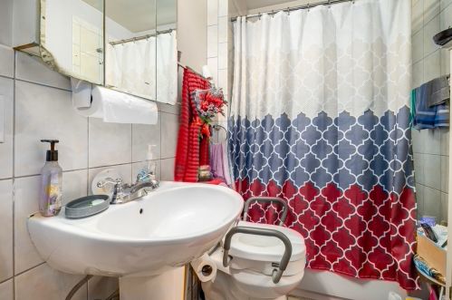 6441 Claremont Ave, Chicago IL 60645-5448 exterior