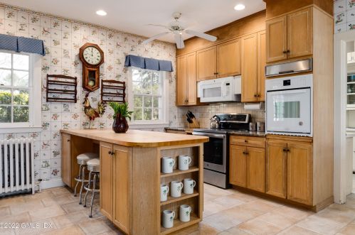 530 Round Hl Rd, Greenwich CT 06831-2653 exterior