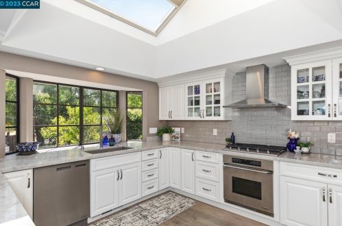 870 Ridge Dr, Concord, CA 94518-1447