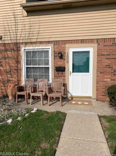 1009 Main St, Clawson, MI 48017-1240