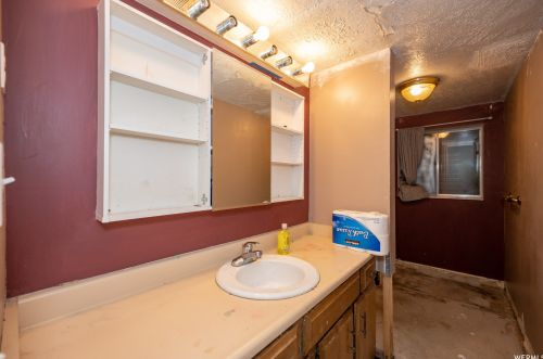 9185 Terri Lynn Dr, Sandy UT 84094-3006 exterior