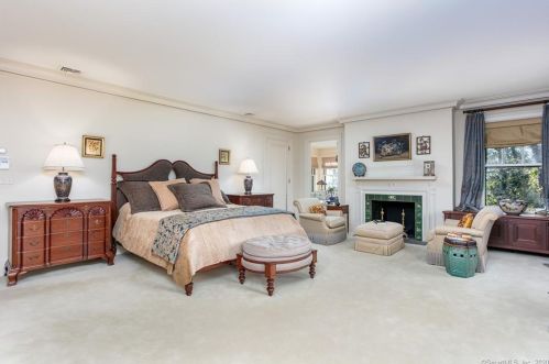 49 Mtn Spg Rd, Farmington CT 06032-1613 exterior