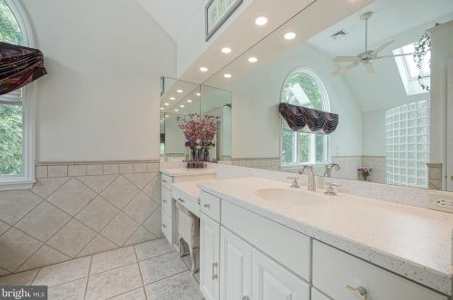 42 Hamilton Lk Dr, Trenton NJ 08619-3437 exterior