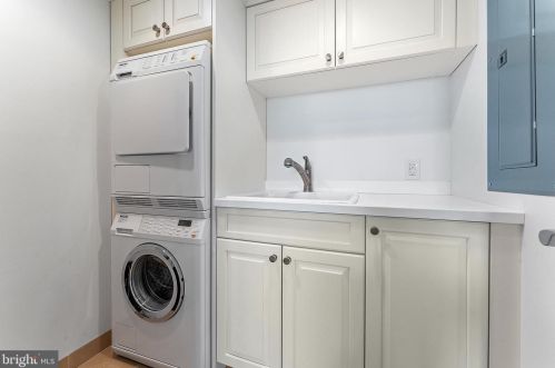 241 6th St, Philadelphia PA 19106-3723 exterior