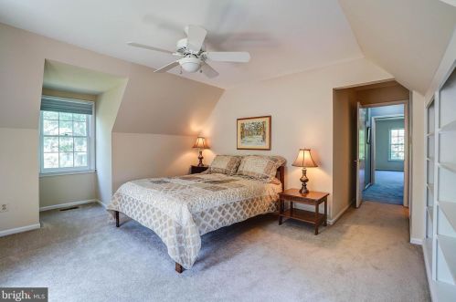 9400 Fox Hollow Dr, Rockville MD 20854-2083 exterior