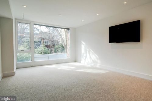 110 Delancey St, Philadelphia PA 19103-6409 exterior