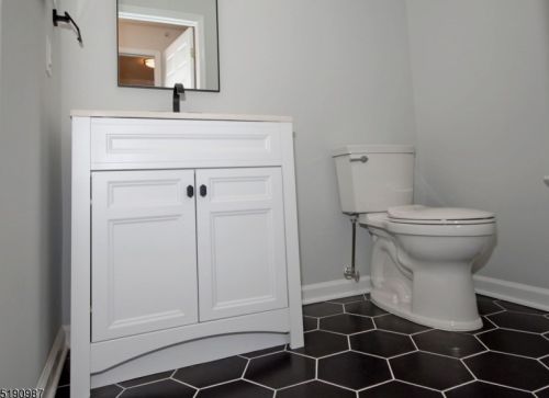 16 Springholm Dr, Berkeley Heights NJ  07922-2700 exterior