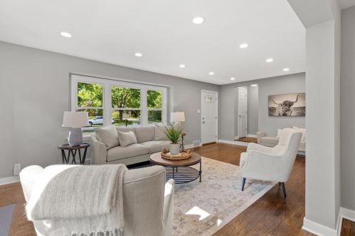 1015 Fox Ln, Milwaukee, WI 53217-2810