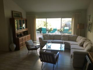 1080 Finrod Ct, Thousand Oaks CA  91361-1816 exterior