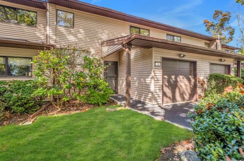 74 Northgate Cir, Huntington Station, NY 11747-3042