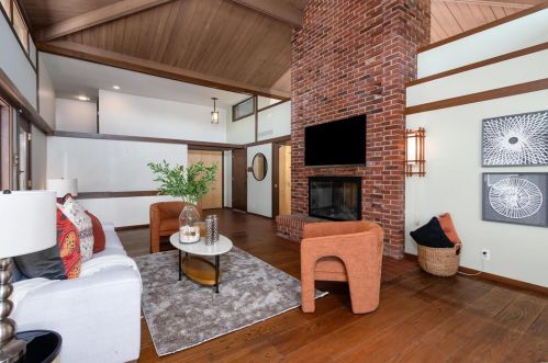 2 Sherwyn Ln, Saint Louis MO 63141-7821 exterior