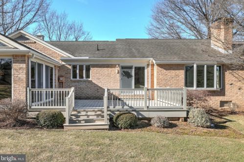 869 Fairview Dr, Hanover PA 17331-9747 exterior