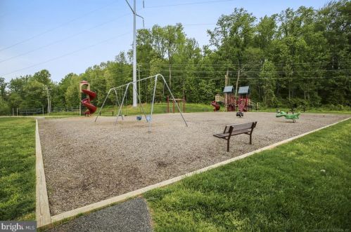 7458 Gadsby Sq, Alexandria VA 22315-5288 exterior