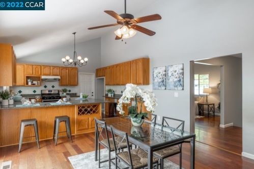 1126 Crowe Pl, Concord CA 94518-1712 exterior