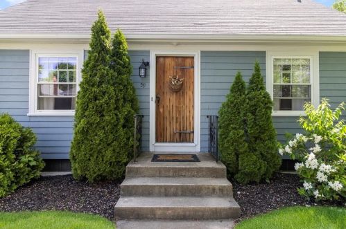 59 Peckham Ave, Providence, RI 02908-1009