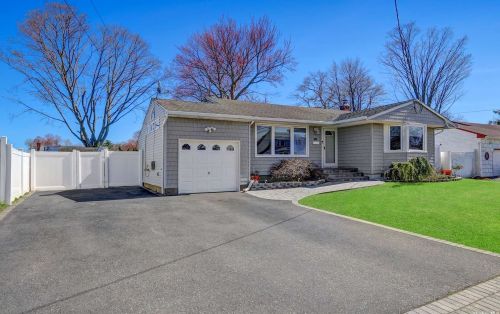 213 Farhan Ln, Babylon, NY 11703-2508