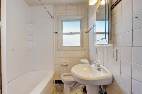 1409 Pinedale Ct, Milwaukee WI 53211-2266 exterior