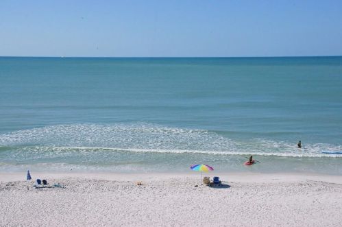 9577 Gulf Shore Dr, Naples FL 34108-4029 exterior