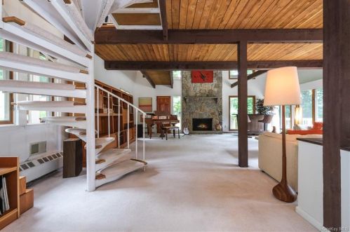 22 Carolyn Pl, Armonk NY 10504-1101 exterior