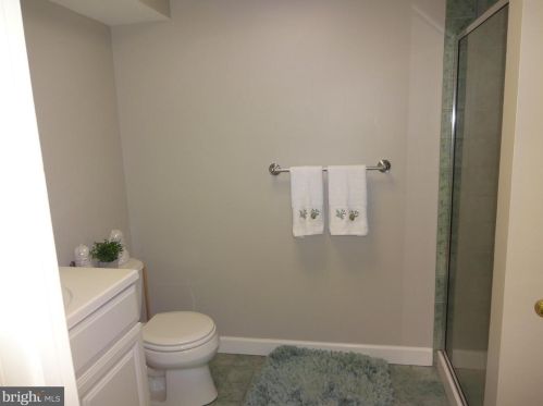 902 Monroe St, Herndon VA 20170-4648 exterior