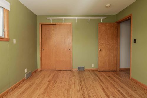 5796 Kinnickinnic Riv Pkwy, Milwaukee WI 53219-2231 exterior