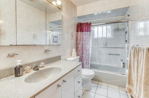 42 Larry Dr, Commack NY 11725-3326 exterior