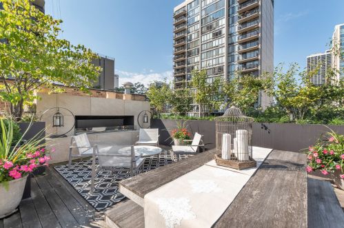 1521 State Pkwy, Chicago IL 60610-1613 exterior