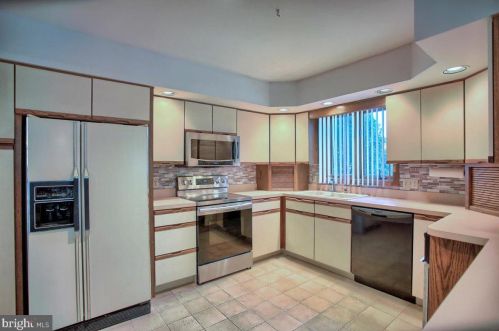 409 Dart Dr, Hanover PA 17331-1327 exterior