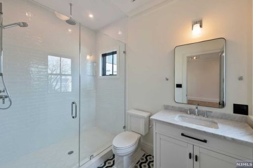 11 Lasher Ln, Edgewater NJ  07020-1403 exterior