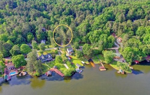 955 Lake Dr, Lithonia GA  30039-5747 exterior