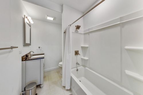 1818 Lunt Ave, Chicago IL 60645-3005 exterior