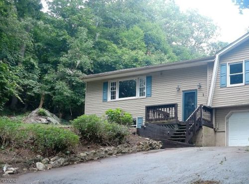 1 Chincopee Ave, Hopatcong, NJ 07843-1450