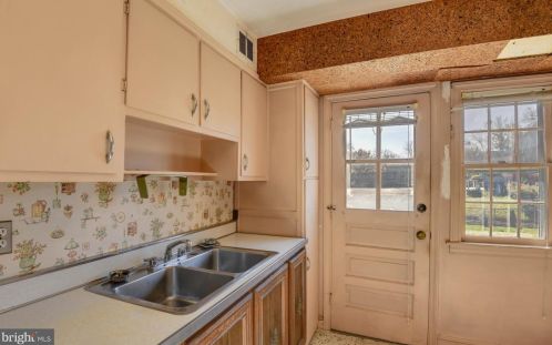 1906 August Dr, Silver Spring MD 20902-4013 exterior