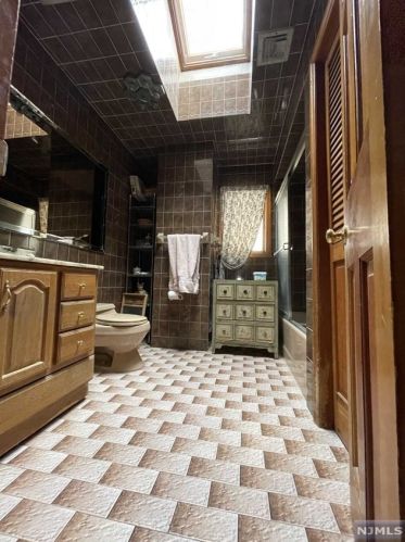 114 Pne St, Cliffside Park NJ 07010-1018 exterior