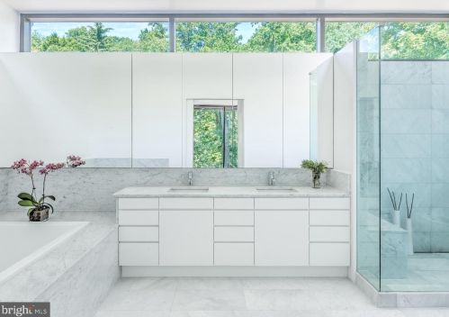 8725 Brk Rd, Mc Lean VA 22102-1507 exterior