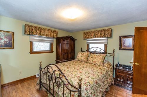 8 Ferncrest Dr, Providence RI 02919-3503 exterior