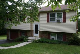 19 Kensington Dr, Littlestown, PA 17340-9205