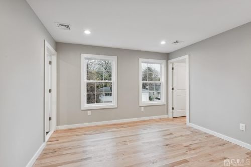 13 Albany St, Edison NJ  08837-3223 exterior